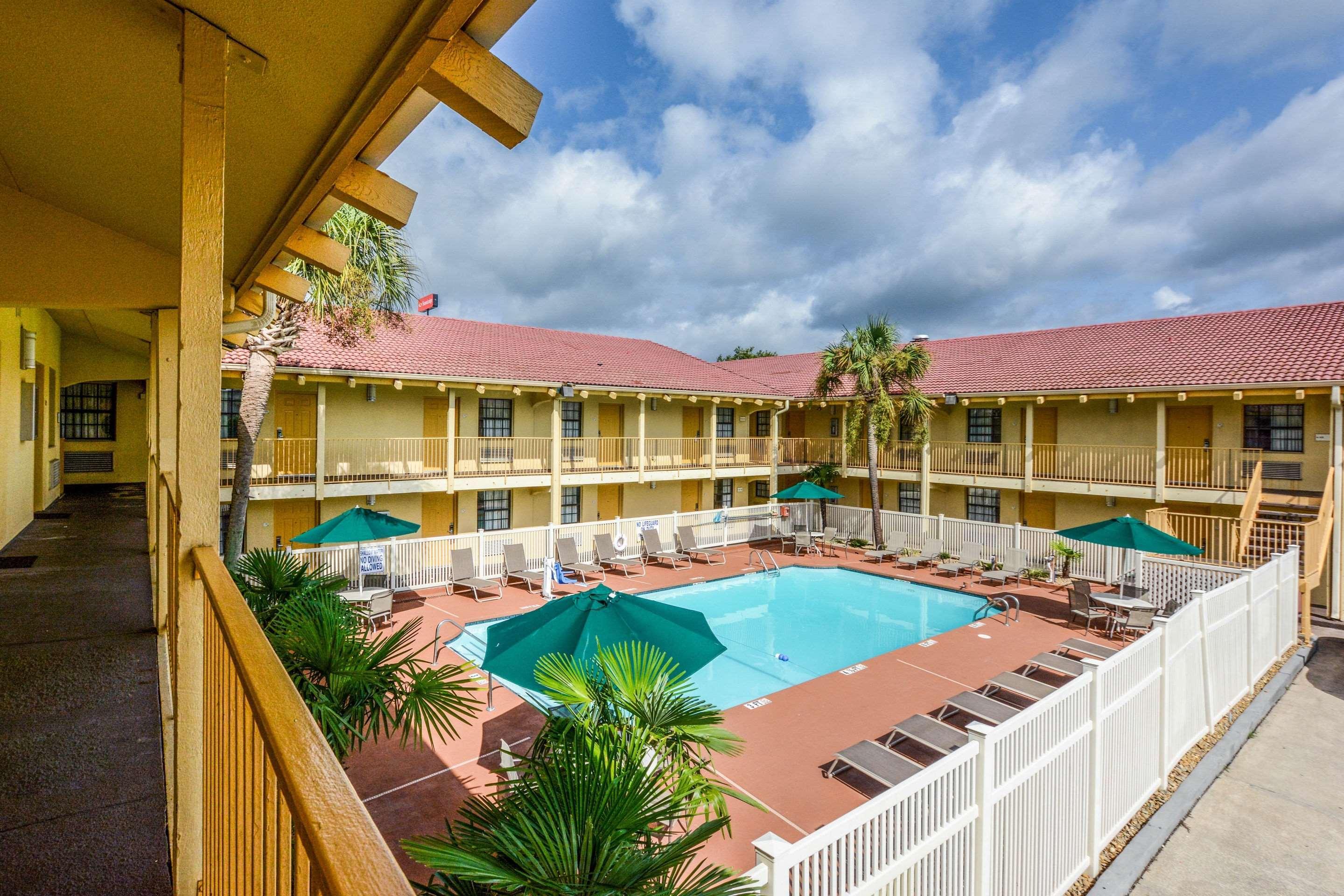 Quality Inn & Suites North Charleston - Ashley Phosphate Kültér fotó